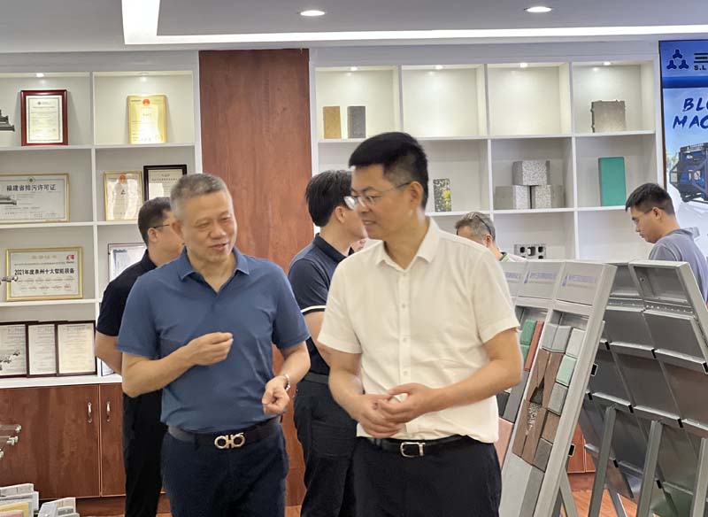 O prefeito Wang Lianzan da cidade de Nan'an, acompanhado pela equipe de liderança da cidade, visitou a Sanlian Machinery