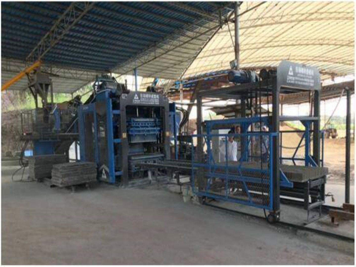 Máquina automática para fabricar tijolos de cinza volante com servo motor de 4 eixos na Índia